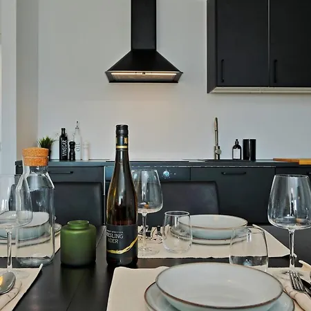 'traveller Lodge' Grosszuegiges - 3 Bedroom 10min To Hbf, Full Kitchen, Homeoffice, Netflix, Wifi * Dusseldorf