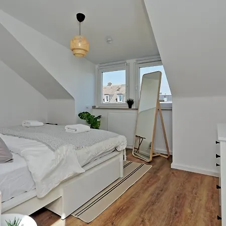'traveller Lodge' Grosszuegiges - 3 Bedroom 10min To Hbf, Full Kitchen, Homeoffice, Netflix, Wifi Lägenhet Düsseldorf