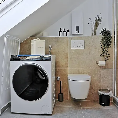 Lejlighed 'traveller Lodge' Grosszuegiges - 3 Bedroom 10min To Hbf, Full Kitchen, Homeoffice, Netflix, Wifi Düsseldorf