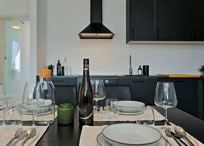 'traveller Lodge' Grosszuegiges - 3 Bedroom 10min To Hbf, Full Kitchen, Homeoffice, Netflix, Wifi * デュッセルドルフ