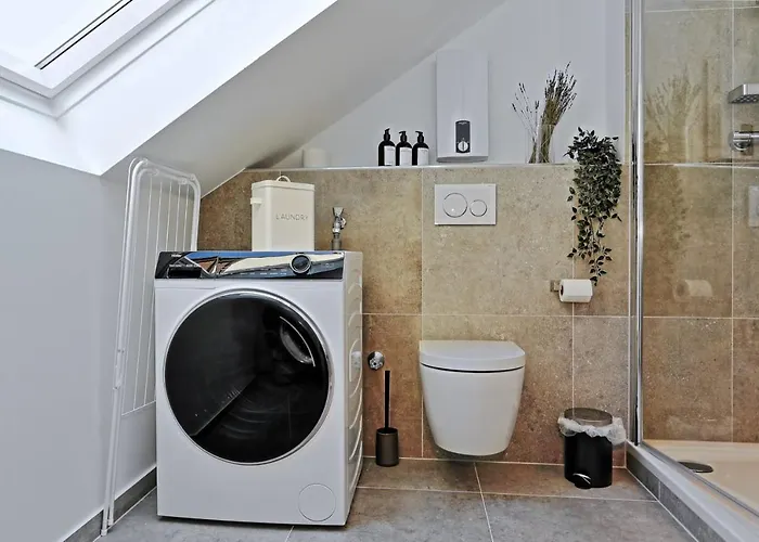 アパート 'traveller Lodge' Grosszuegiges - 3 Bedroom 10min To Hbf, Full Kitchen, Homeoffice, Netflix, Wifi デュッセルドルフ